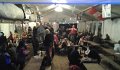 08 Stimmung pur, ein Zeichen wenn Leute auf die Baenke steigen